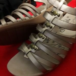 BareTraps Shoes - NWT Baretraps Gold 10W Velcro Strap Wedge Sandals BareTraps Shoes - NWT Baretraps Gold 10W Velcro Strap Wedge Sandals